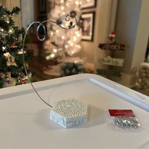 Hallmark snowflake swirly ornament display with matching hooks…❄️